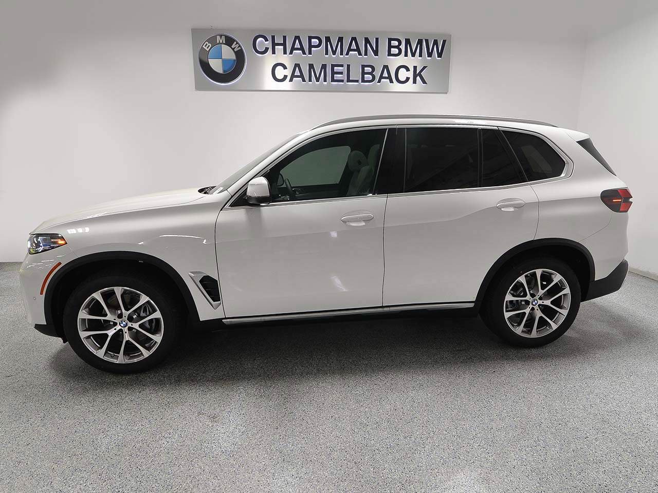 Used 2026 BMW X5 xDrive40i w/ Premium Package AWD/4WD image 3