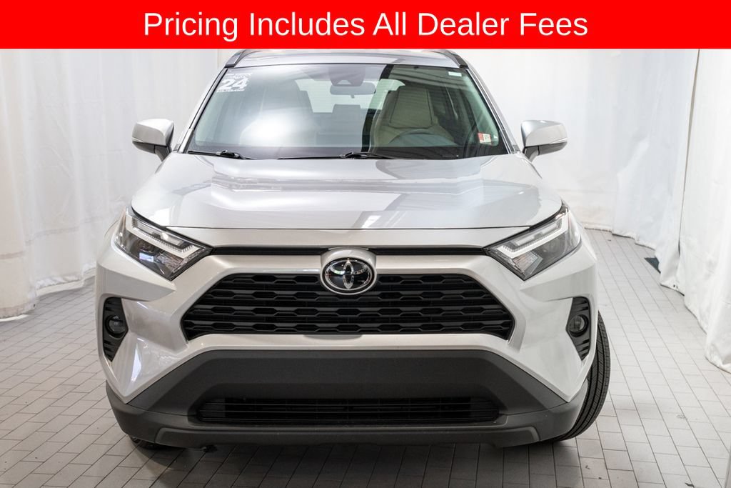 Used 2025 Toyota RAV4 XLE AWD/4WD image 2