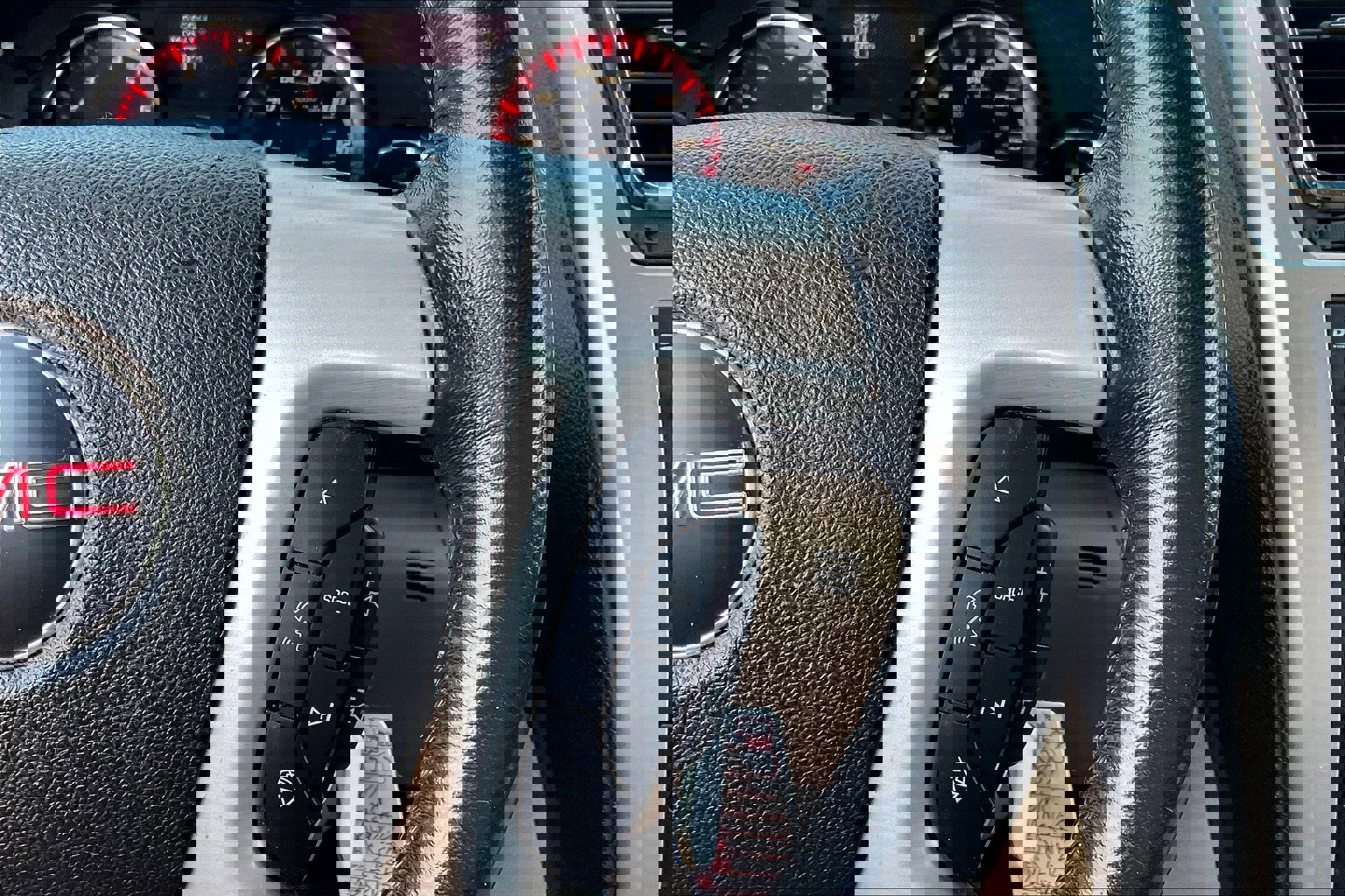 Used 2011 GMC Acadia SLT image 25