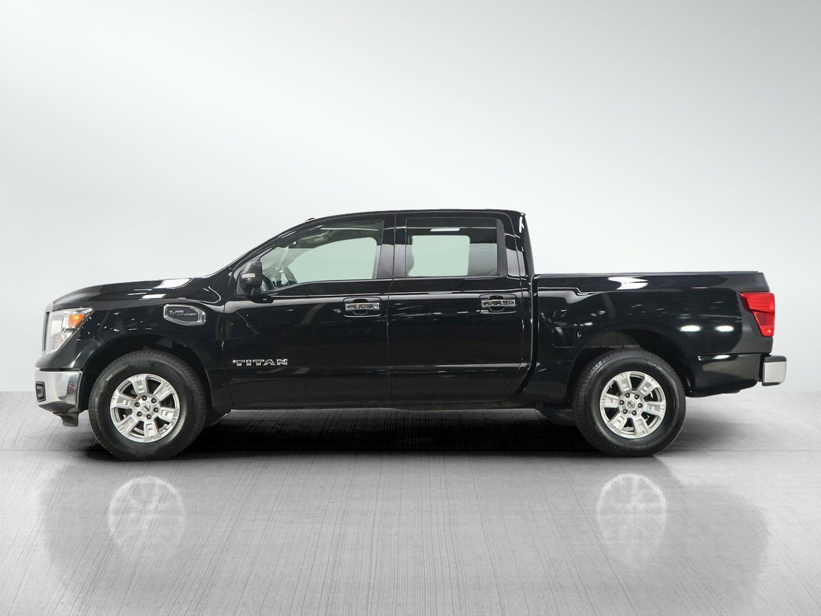 Used 2017 Nissan Titan SV AWD/4WD image 2