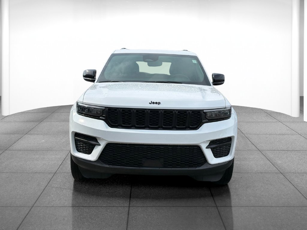 Used 2024 Jeep Grand Cherokee Altitude AWD/4WD image 2