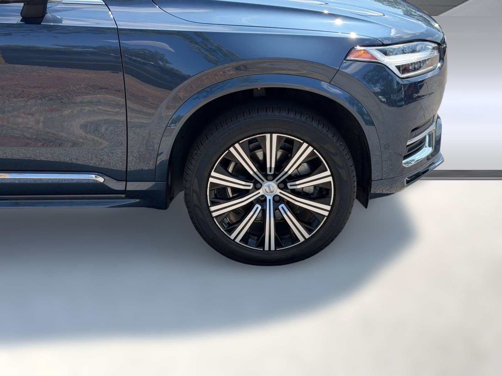 Used 2025 Volvo XC90 B6 Plus w/ Protection Package Premier AWD/4WD image 7