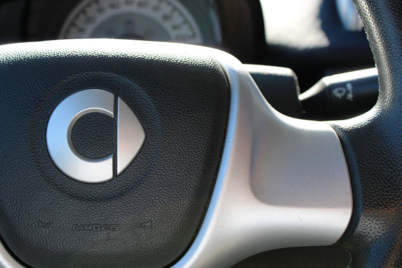 Used 2015 smart fortwo passion RWD image 18