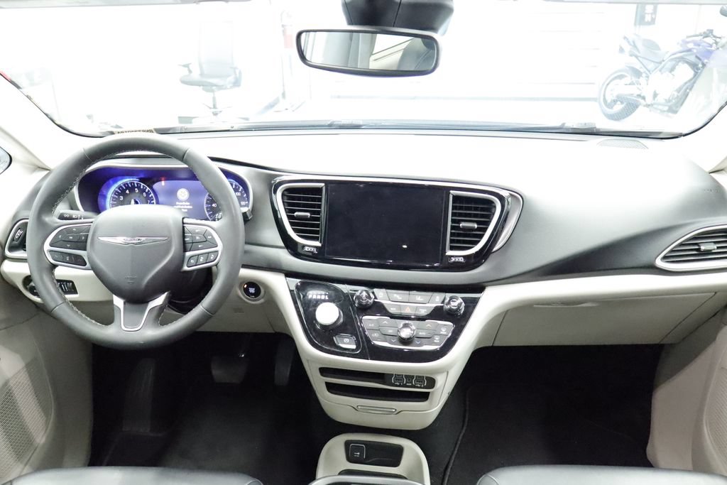 Certified 2024 Chrysler Pacifica Touring-L FWD image 15