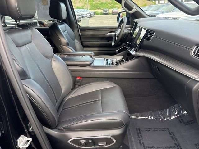 Certified 2024 Jeep Wagoneer Series III w/ Flexible Seating Group image 36