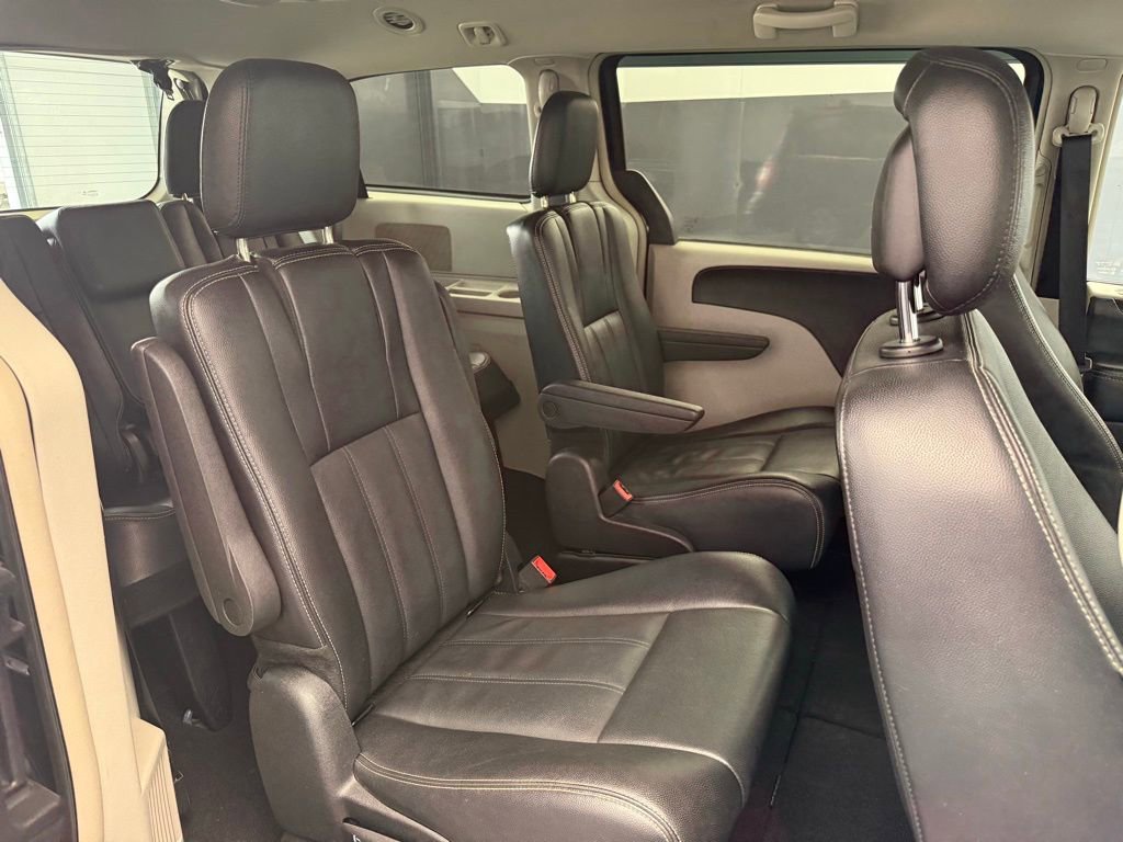 Used 2014 Chrysler Town & Country Touring image 52
