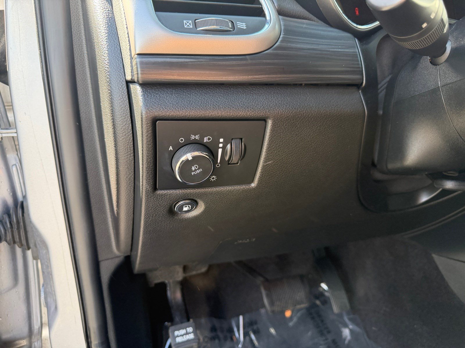 Used 2019 Jeep Grand Cherokee Altitude AWD/4WD image 11