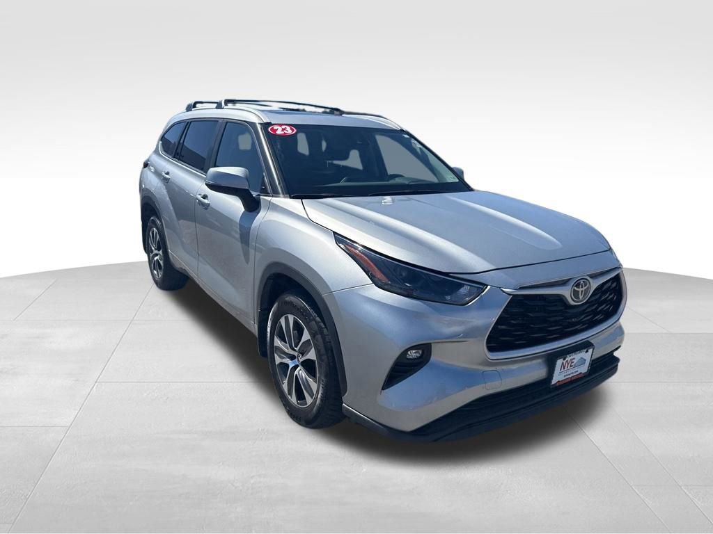 Used 2023 Toyota Highlander XLE AWD/4WD image 8