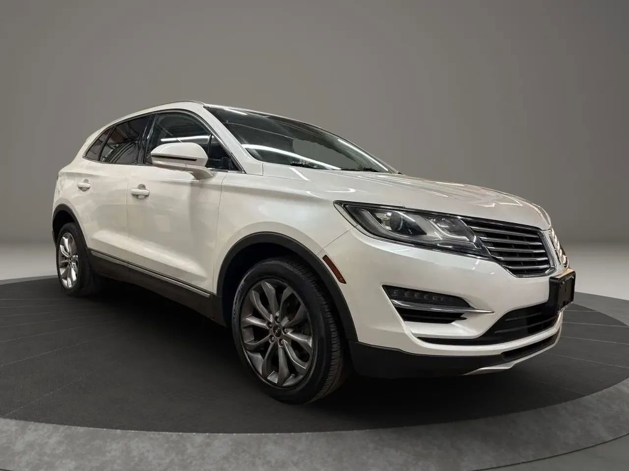 Used 2017 Lincoln MKC Select w/ Select Plus Package AWD/4WD image 2