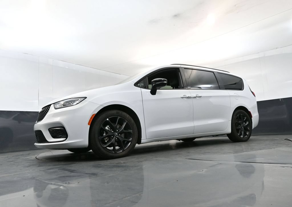 Used 2025 Chrysler Pacifica Limited FWD image 20