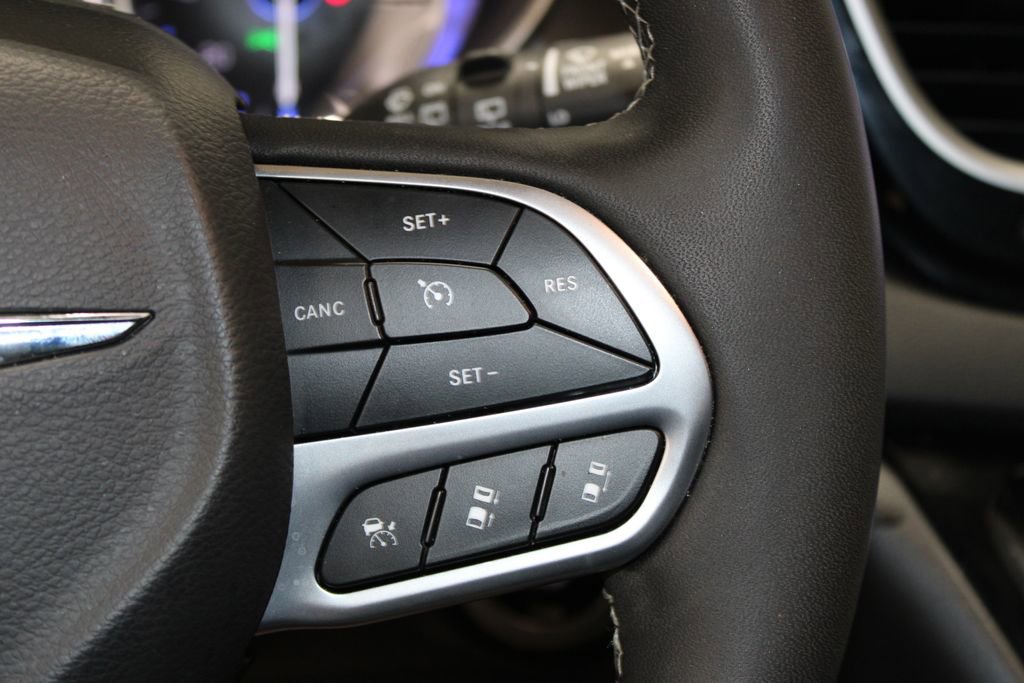 Used 2025 Chrysler Pacifica Select image 33