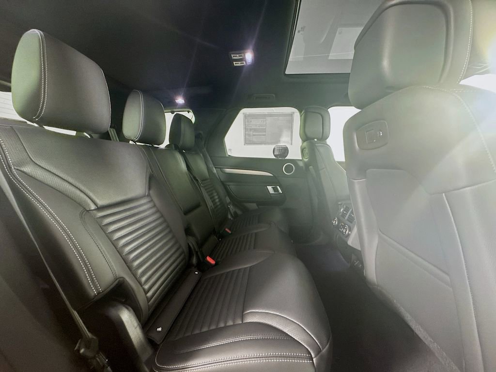 New 2025 Land Rover Discovery Dynamic SE image 27