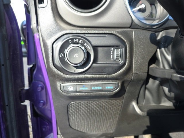 Used 2023 Jeep Wrangler Unlimited w/ Sun & Screen Package image 16