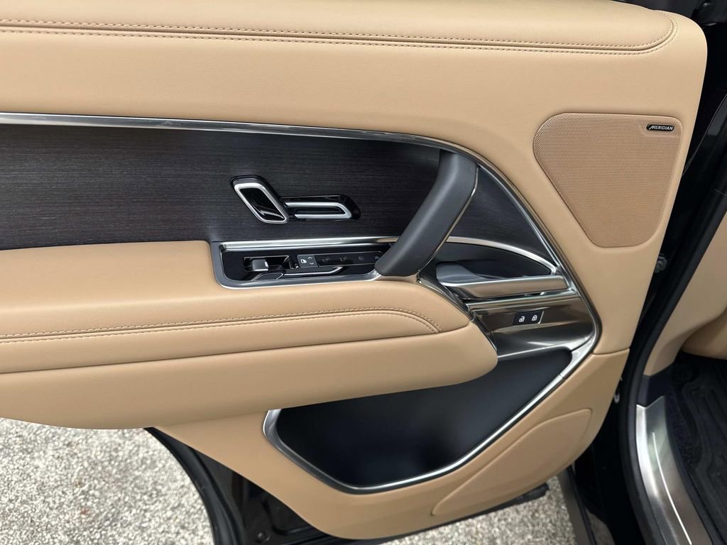 Certified 2025 Land Rover Range Rover SE image 13