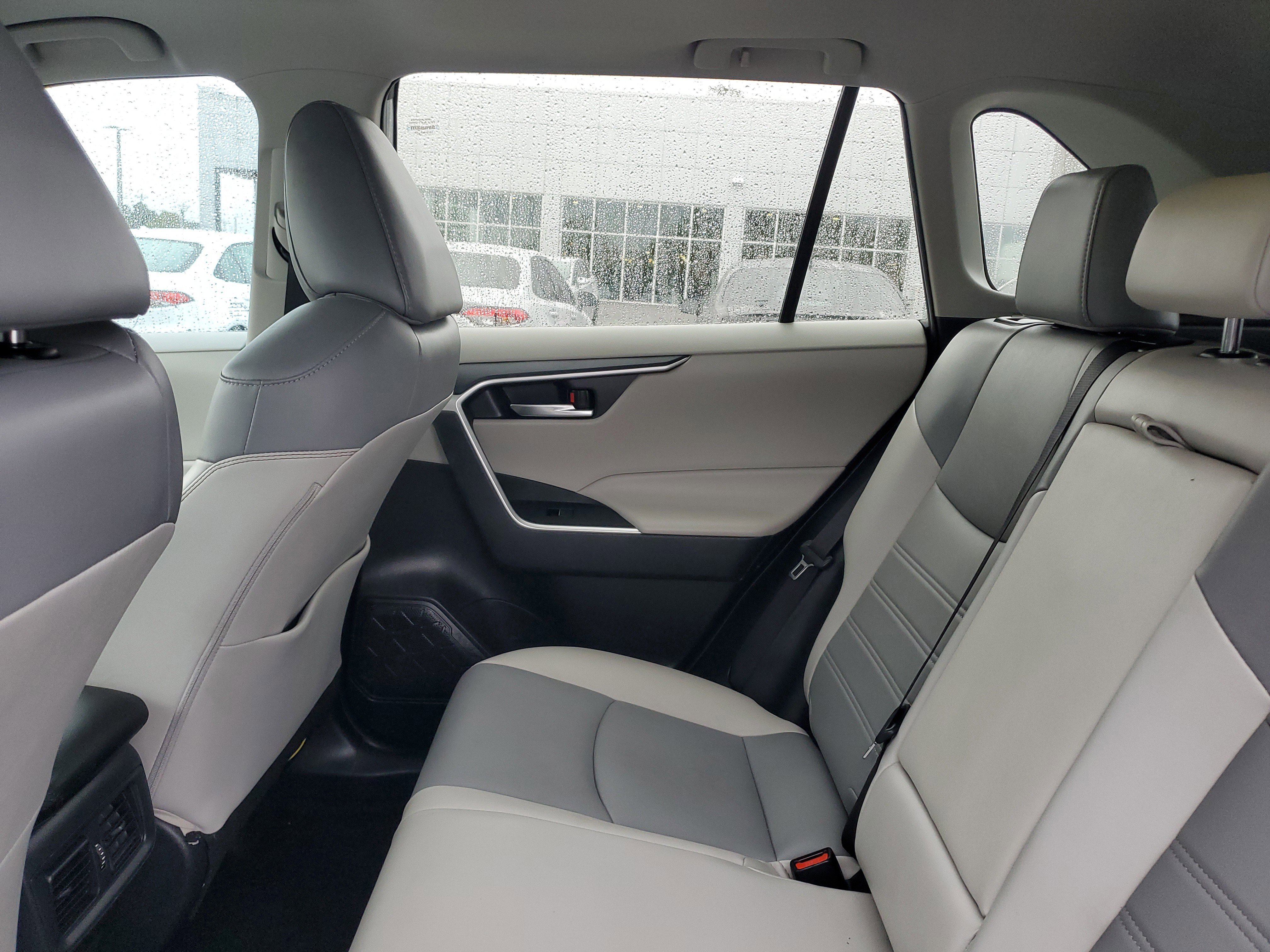 Used 2022 Toyota RAV4 XLE Premium image 12