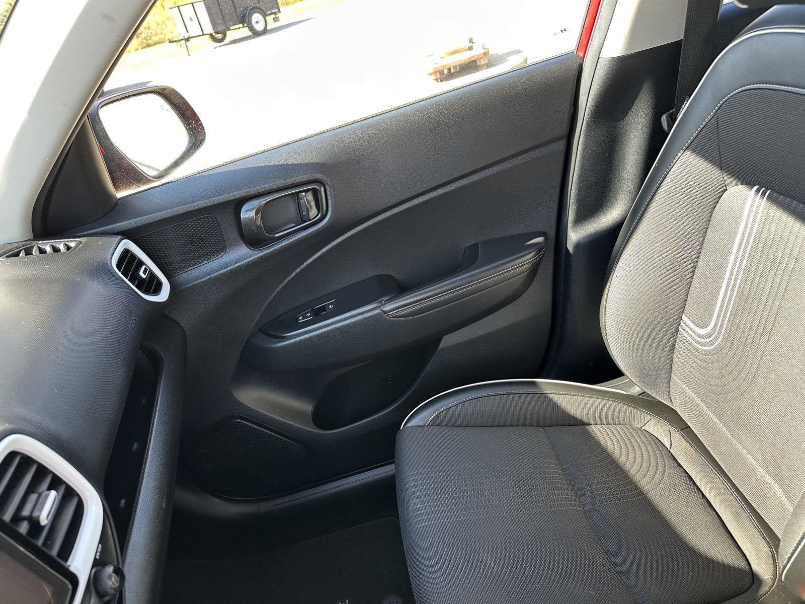 Used 2022 Hyundai Venue Limited image 34