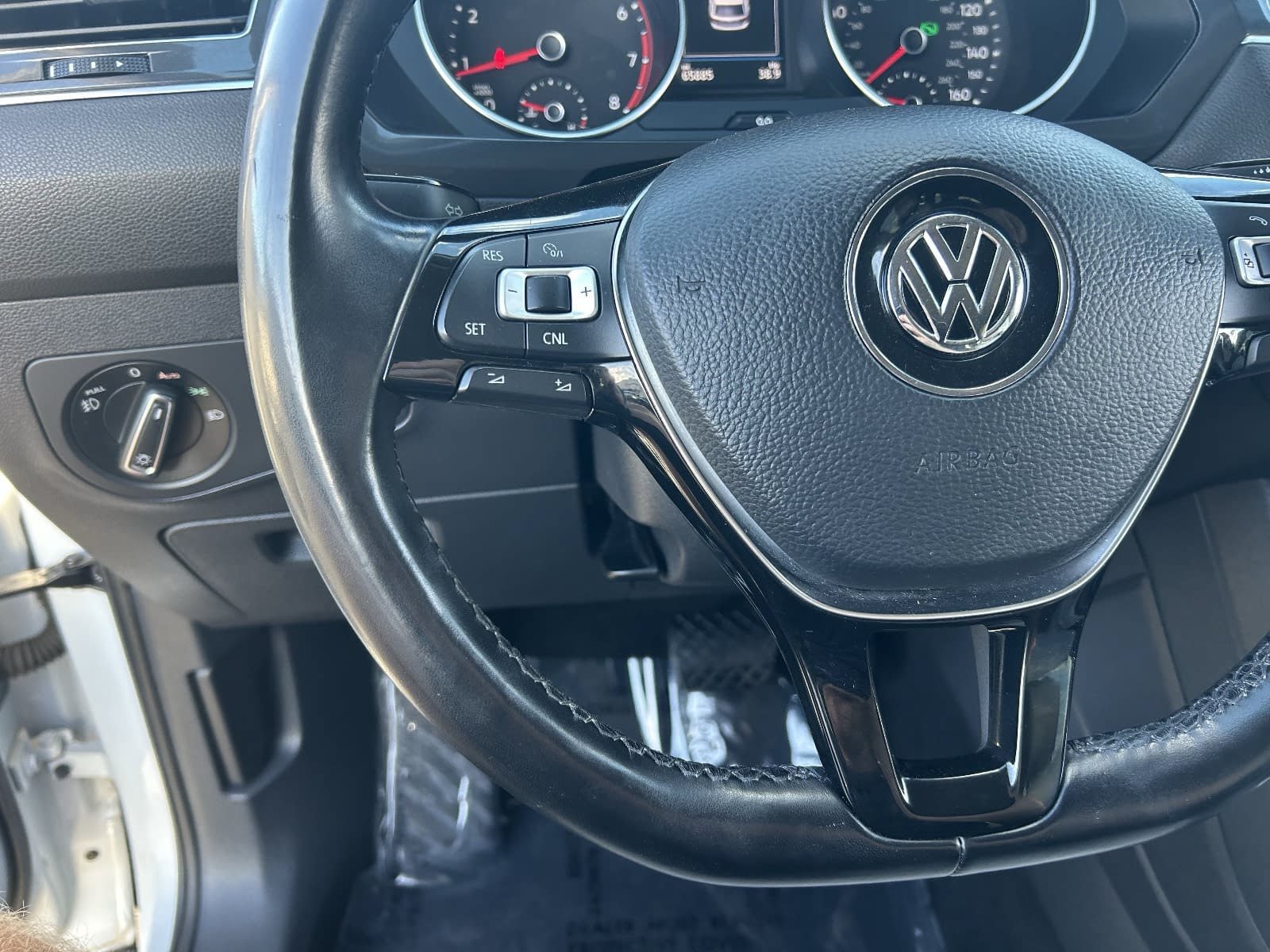 Used 2018 Volkswagen Tiguan SE AWD/4WD image 27