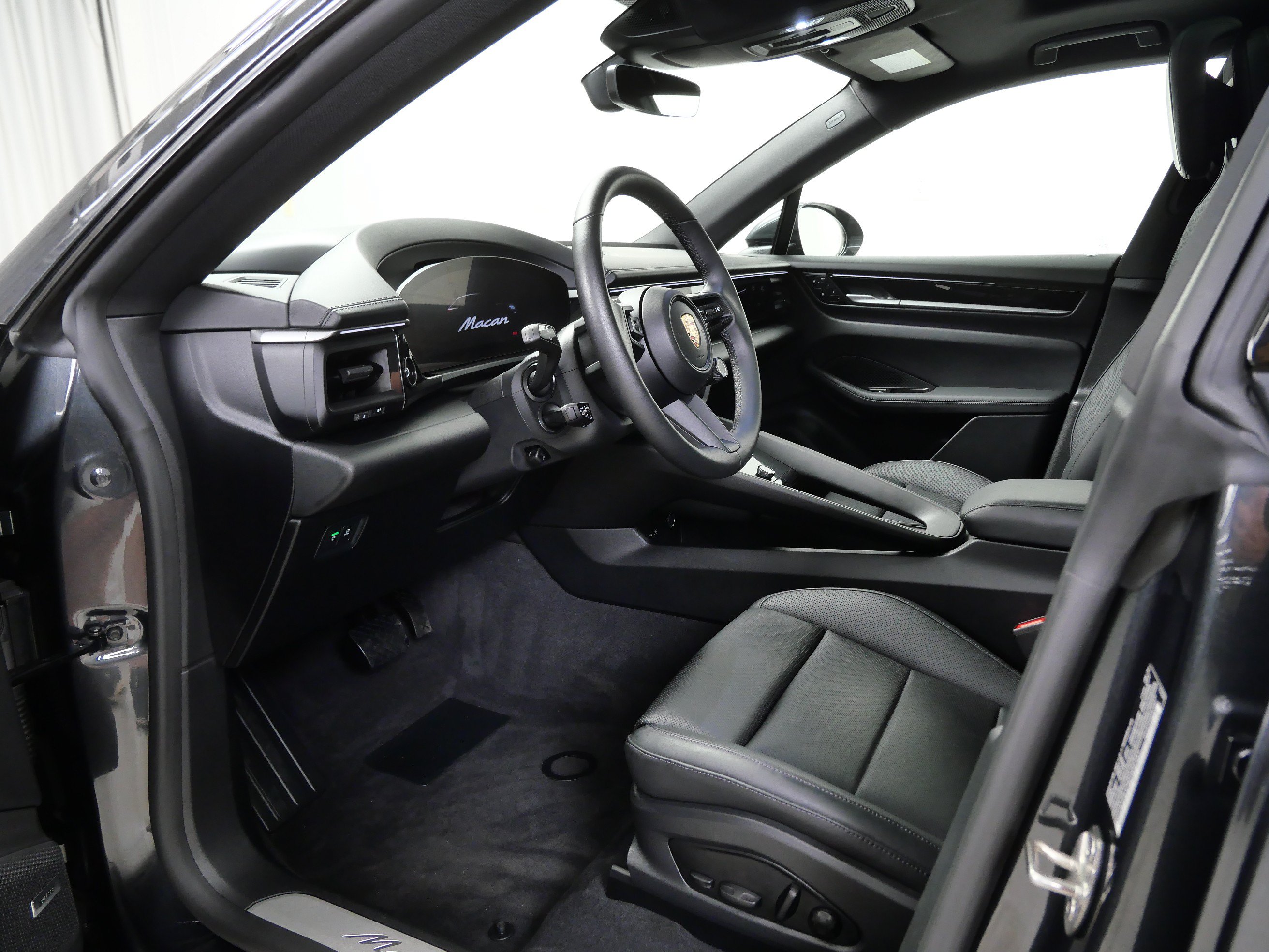 Used 2025 Porsche Macan 4 Electric w/ Premium Package AWD/4WD image 15
