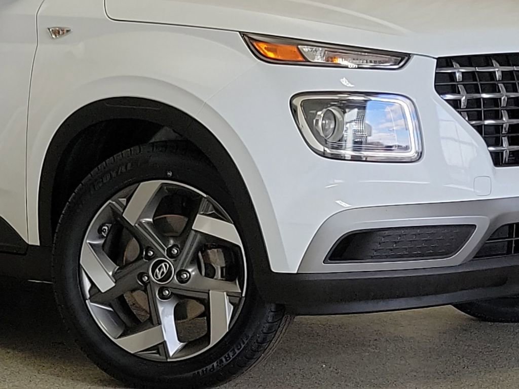Used 2022 Hyundai Venue SEL image 2