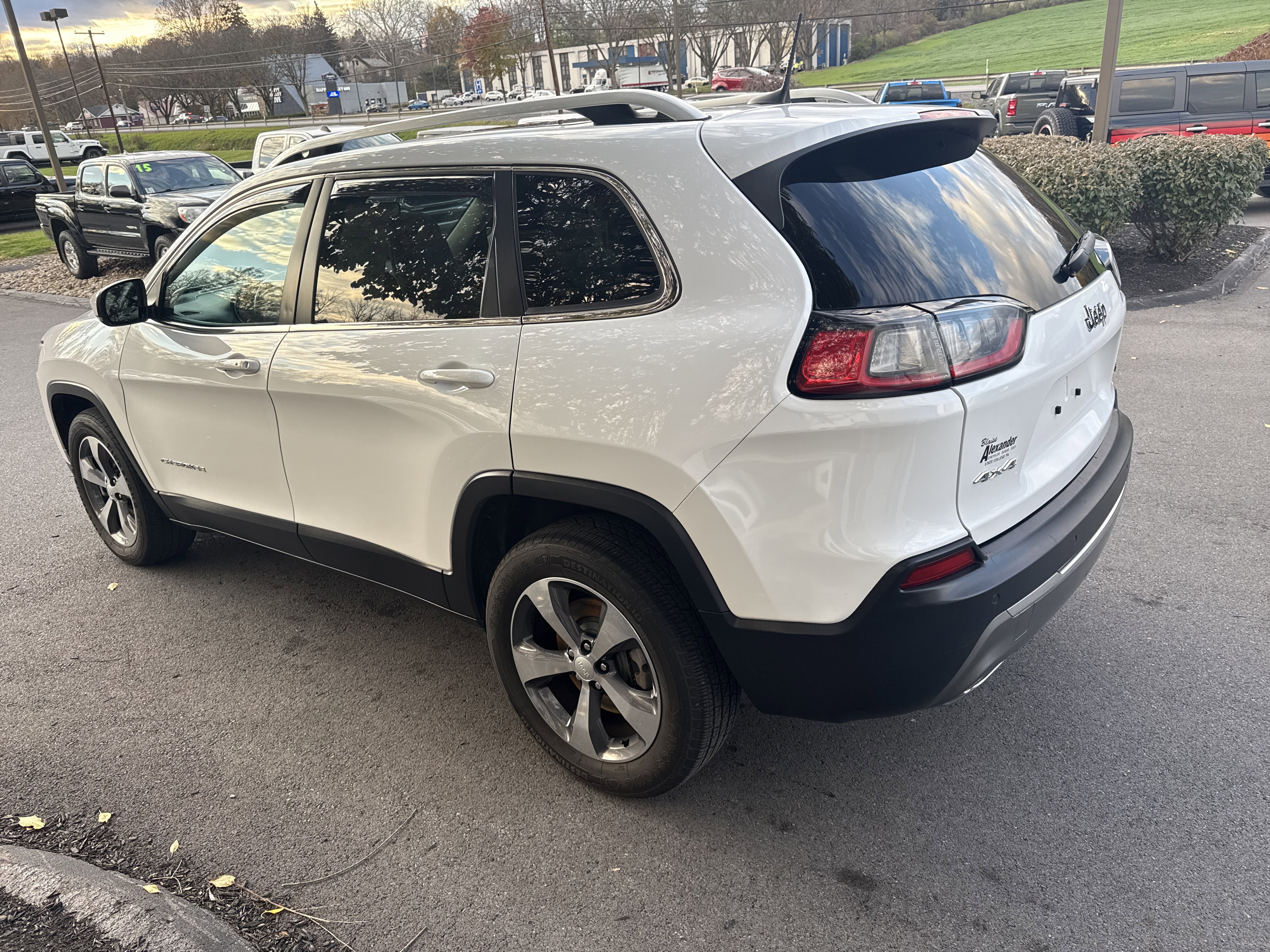Used 2019 Jeep Cherokee Limited image 6