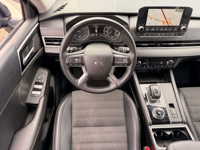 Used 2024 Mitsubishi Outlander AWD image 12
