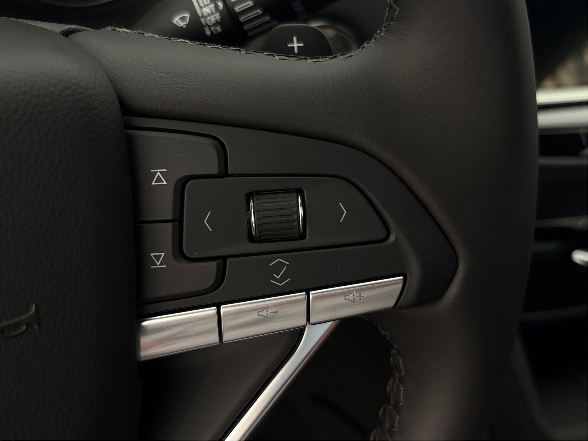 New 2025 Cadillac XT6 Luxury image 29