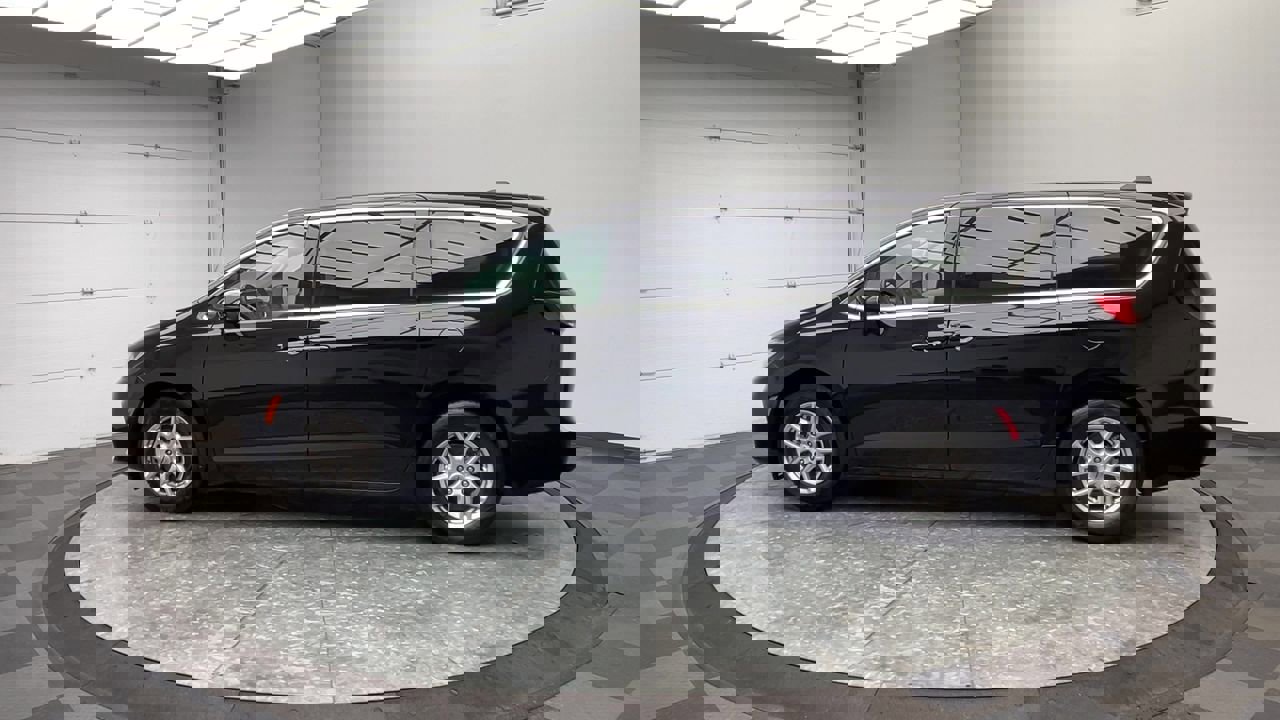 Used 2024 Chrysler Pacifica Touring-L image 36