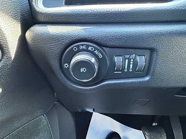 Used 2025 Chrysler Pacifica Select image 17