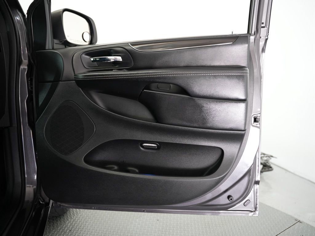 Used 2015 Dodge Grand Caravan SE image 42