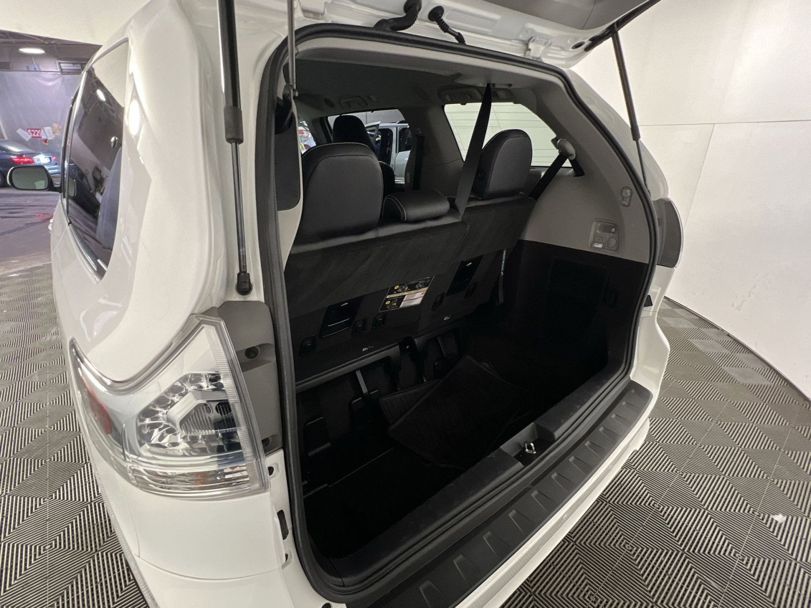 Used 2018 Toyota Sienna SE Premium image 23