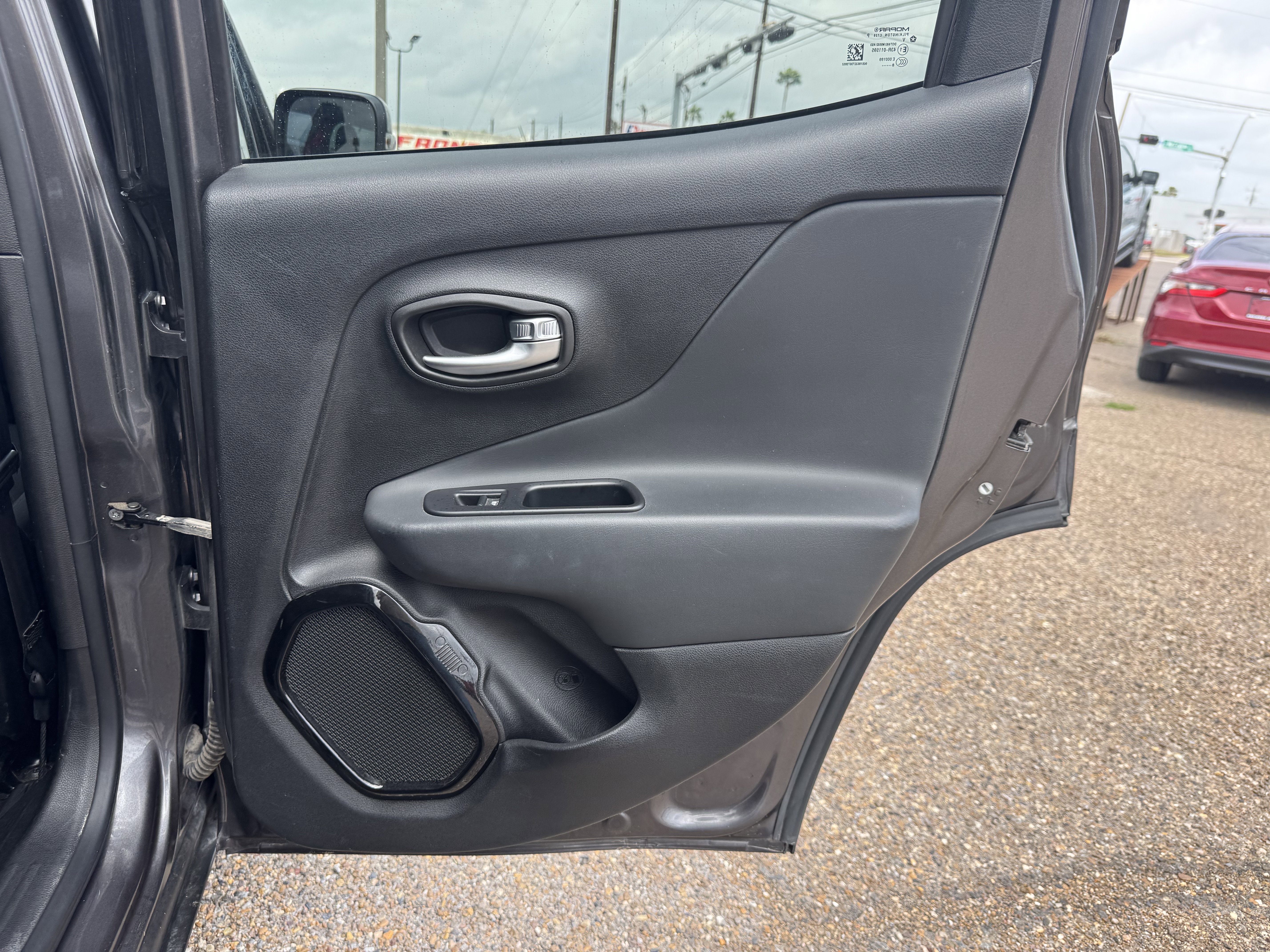 Used 2018 Jeep Renegade Altitude FWD image 33