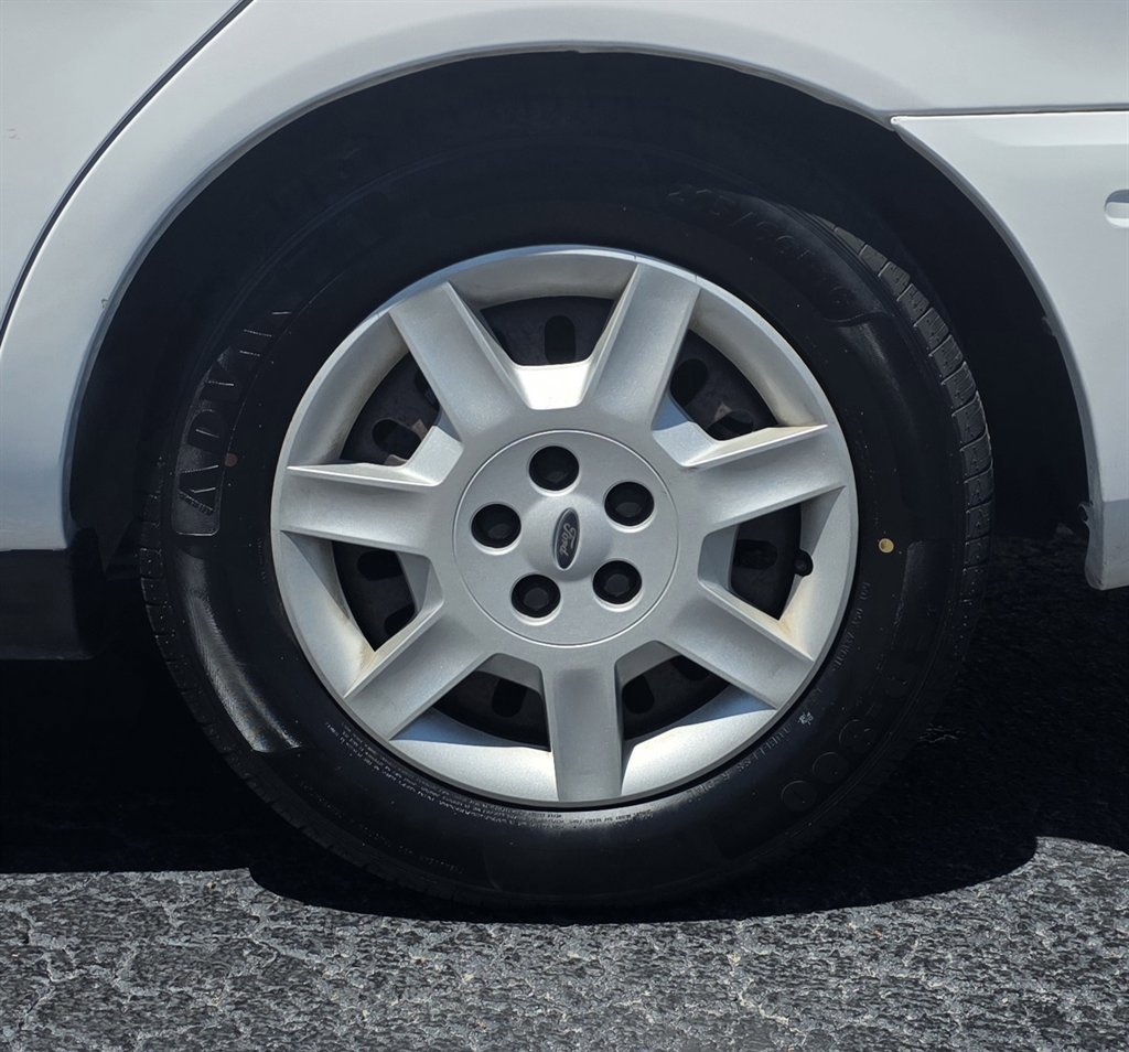 Used 2007 Ford Taurus SE FWD image 30