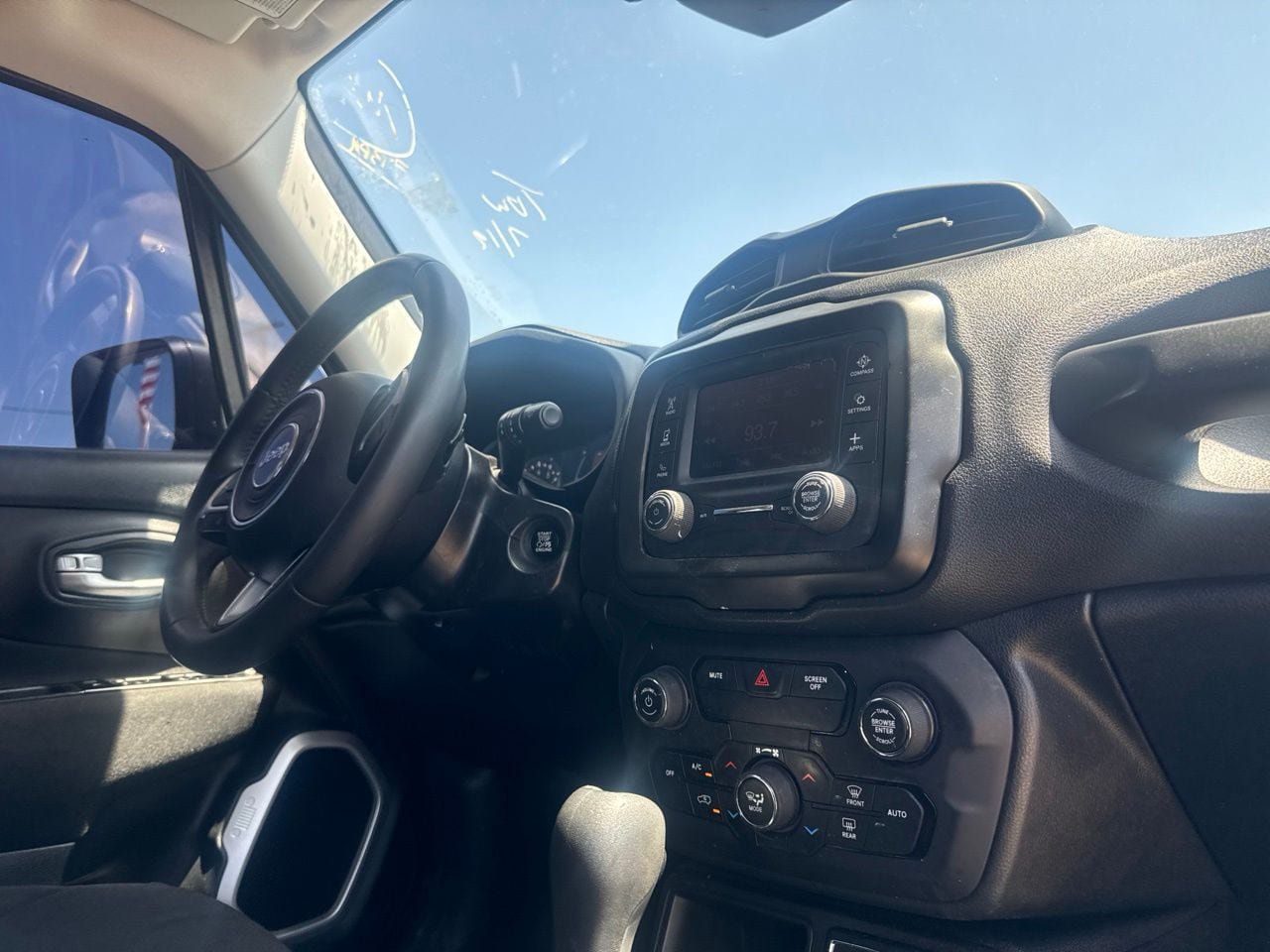 Used 2019 Jeep Renegade Latitude FWD image 24