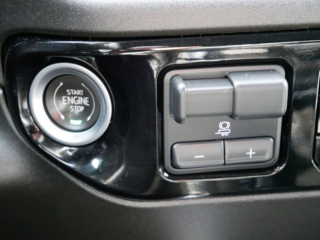 Used 2023 GMC Sierra 1500 SLT w/ SLT Premium Plus Package AWD/4WD image 34