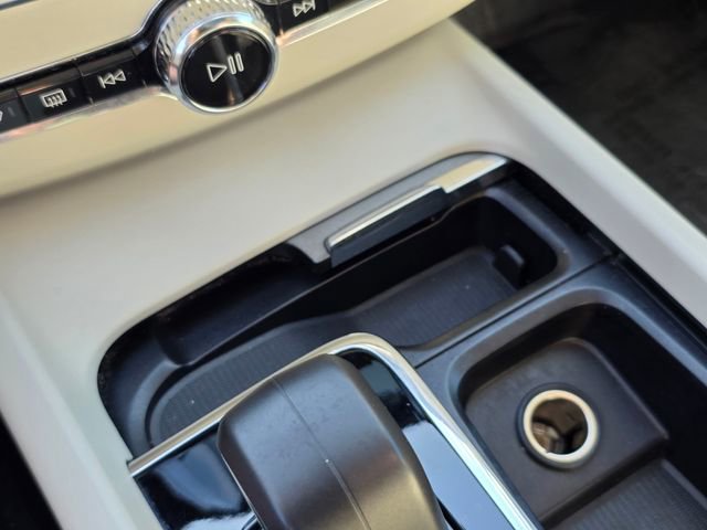 Used 2023 Volvo XC60 B5 Plus AWD/4WD image 36