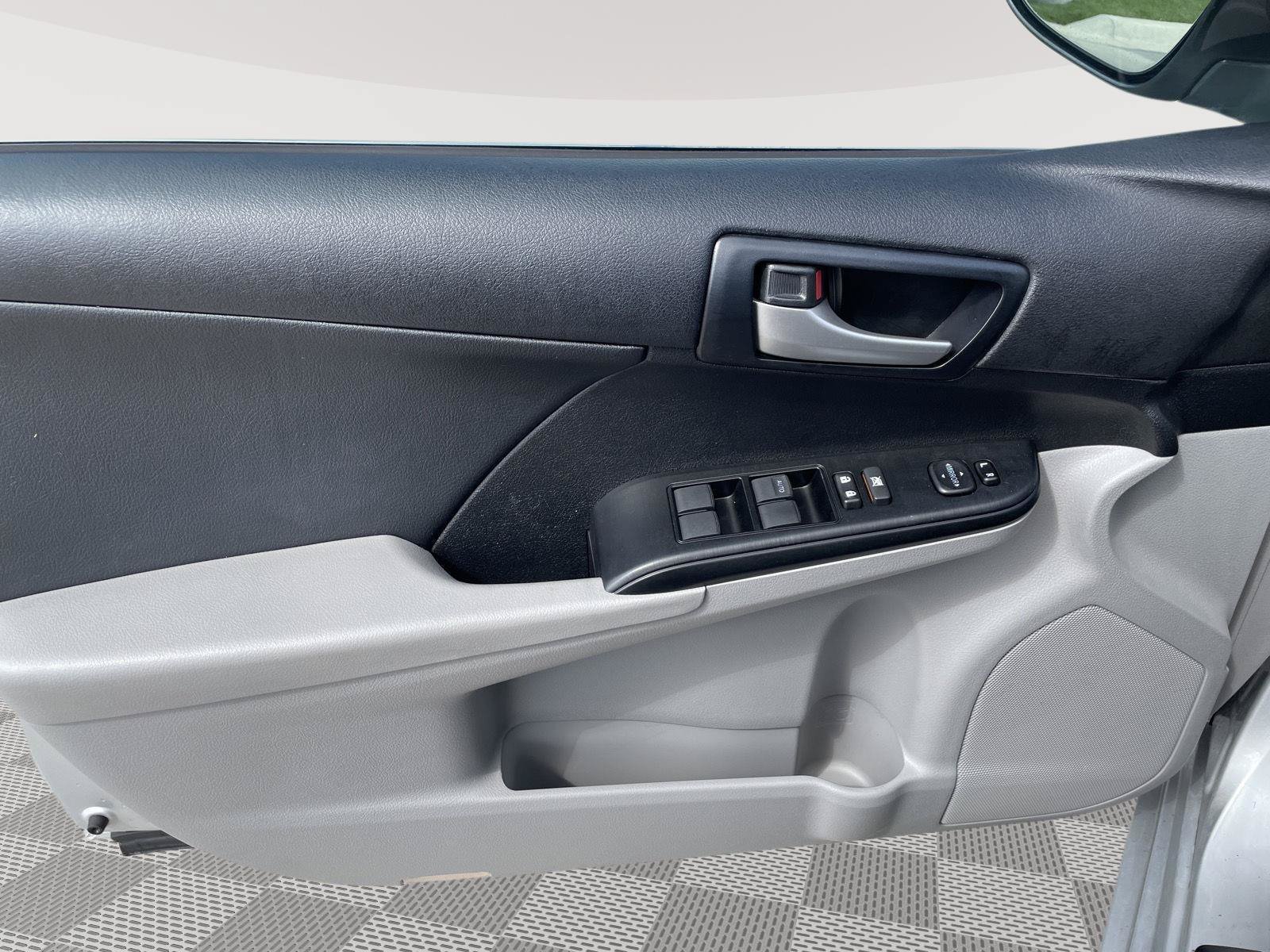 Used 2014 Toyota Camry LE FWD image 16