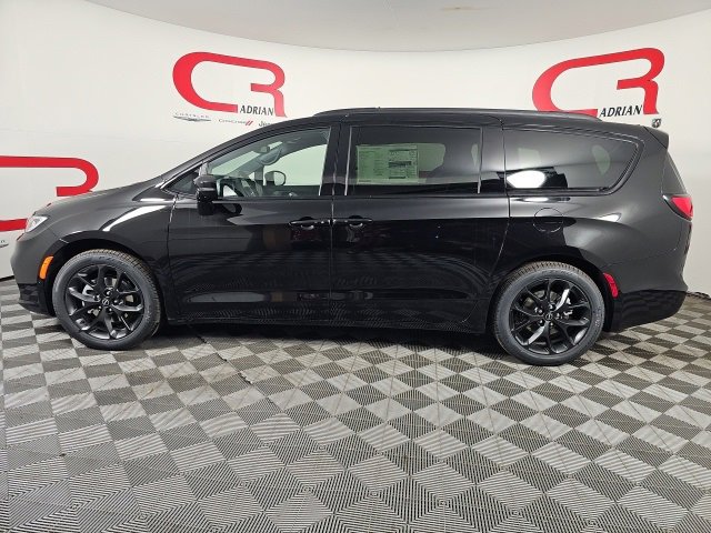 New 2026 Chrysler Pacifica Limited w/ S Appearance Package image 4