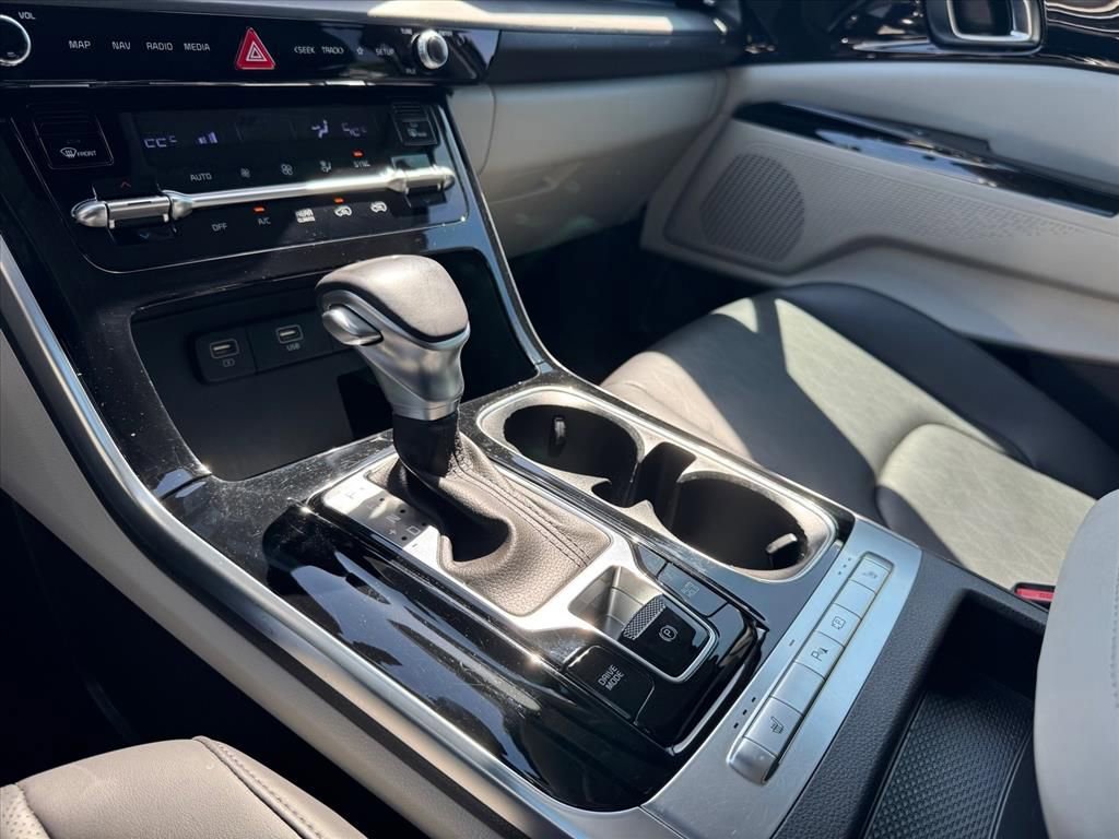 Used 2024 Kia Carnival EX image 20