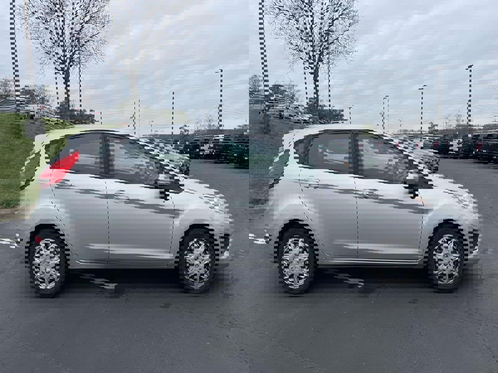 Used 2012 Ford Fiesta SE w/ Moon & Mood Pkg image 4