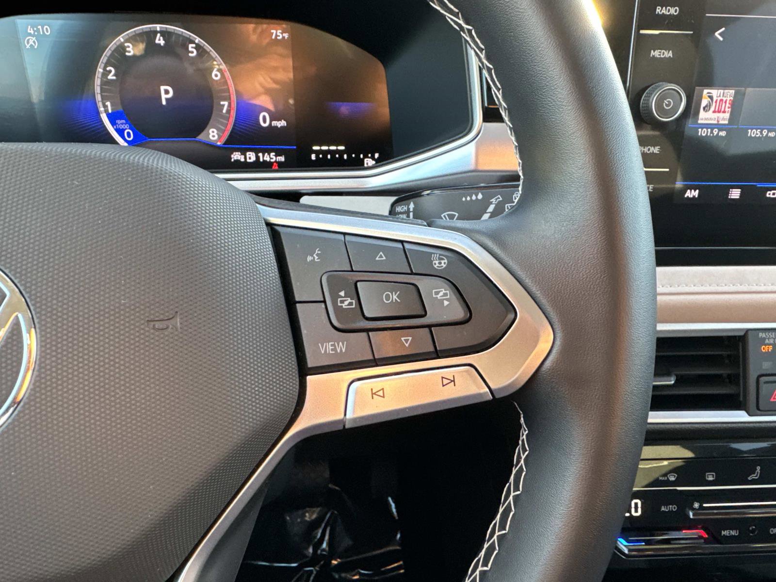 Certified 2025 Volkswagen Taos SE w/ Panoramic Sunroof Package image 19