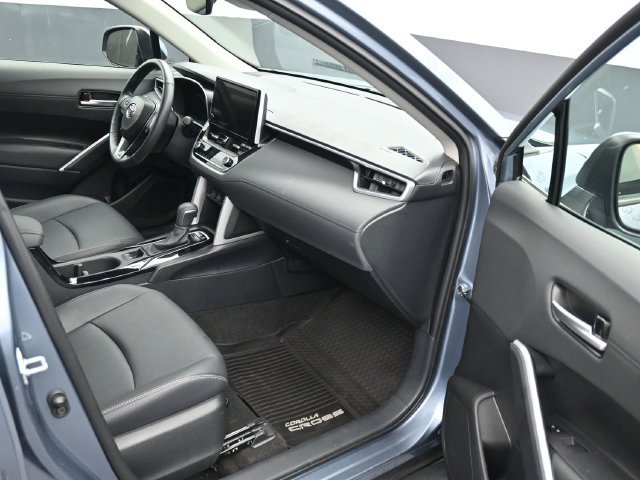 Used 2023 Toyota Corolla Cross XLE w/ Convenience Package FWD image 20