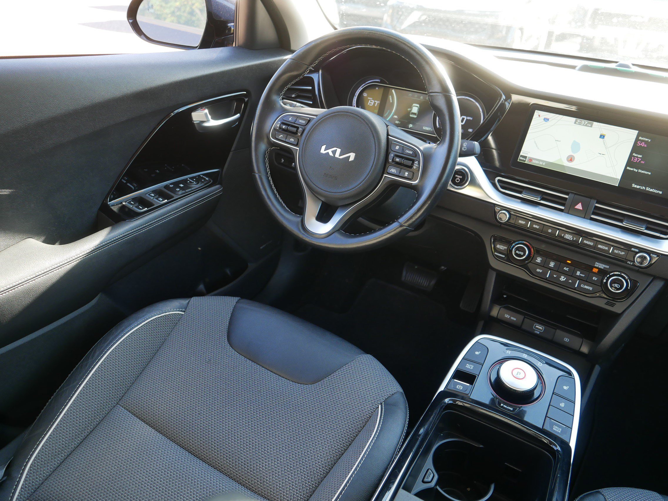 Used 2022 Kia Niro EX w/ Cold Weather Package FWD image 9