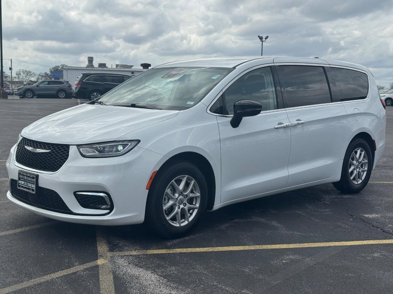 Used 2024 Chrysler Pacifica Touring-L image 11