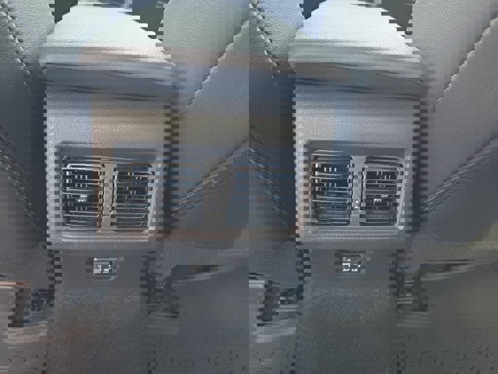 Used 2025 Toyota Camry SE image 13