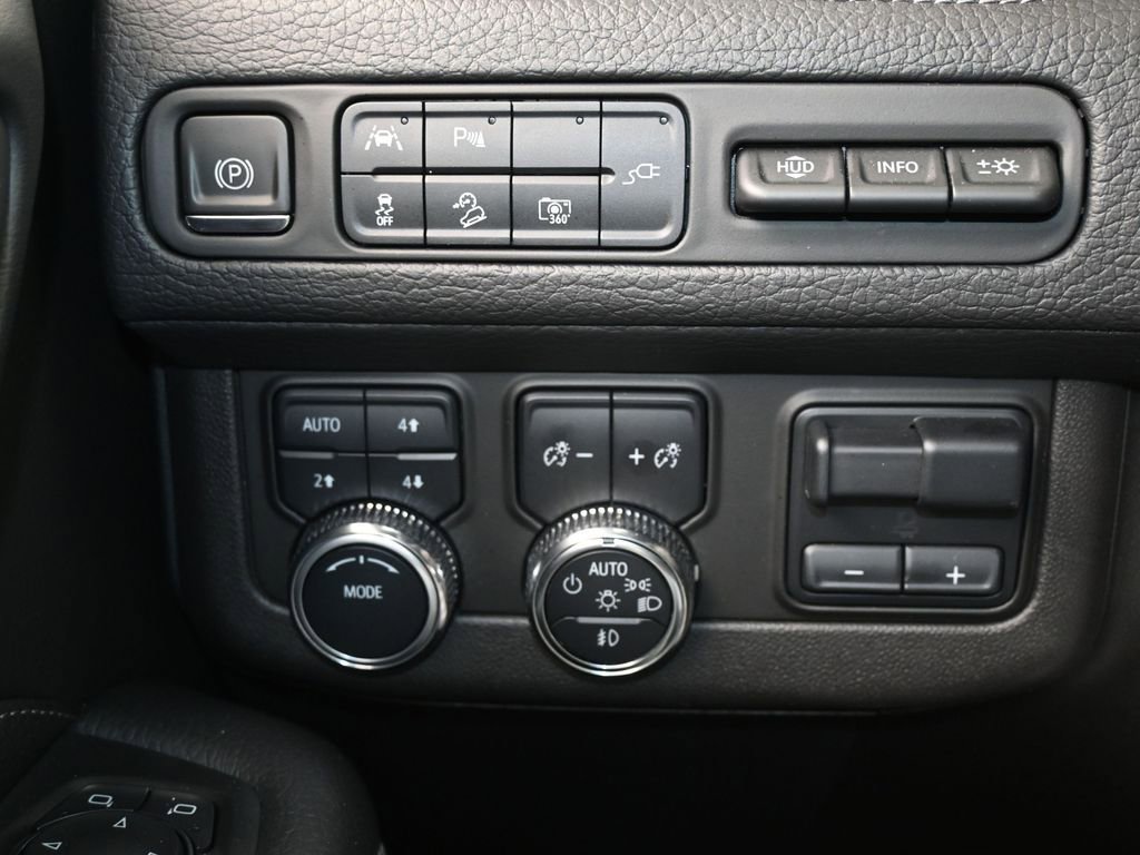 Used 2022 GMC Yukon Denali w/ Denali Premium Package image 16