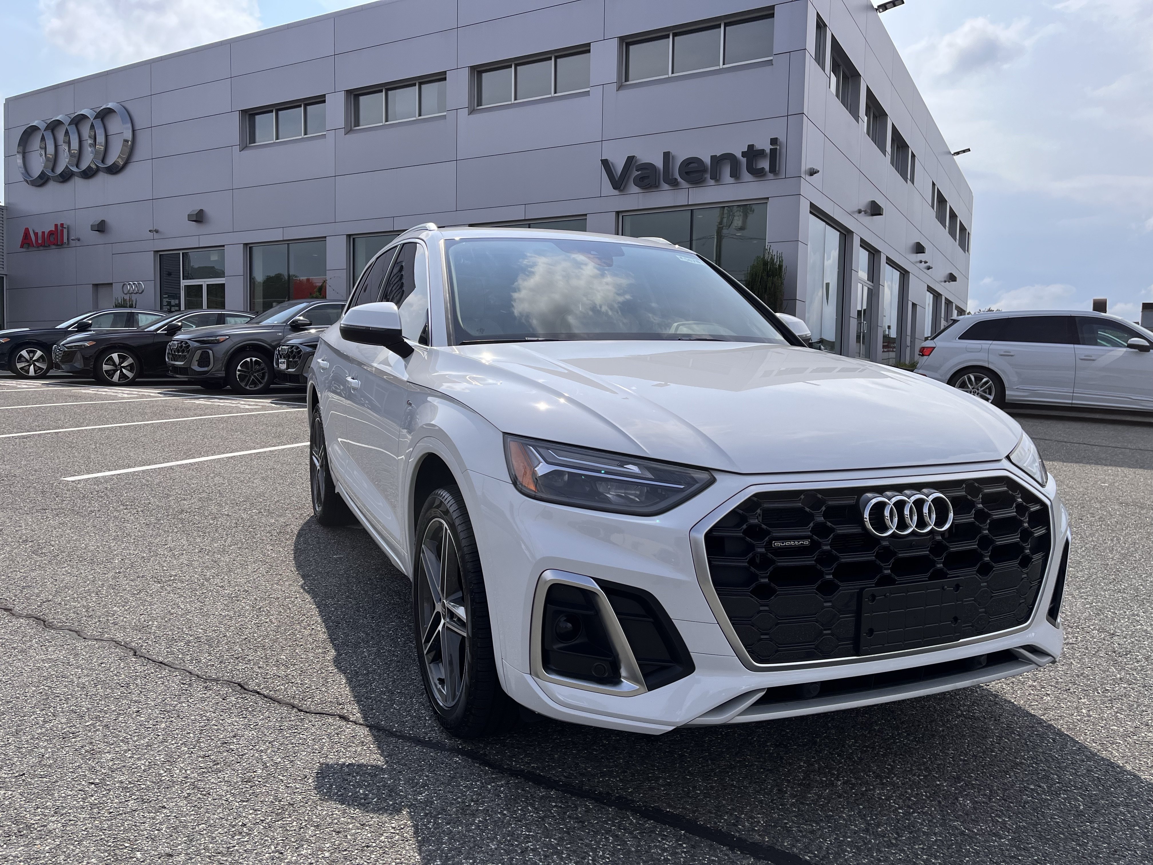 Certified 2025 Audi Q5 e Premium Plus w/ Premium Plus Package AWD/4WD image 1