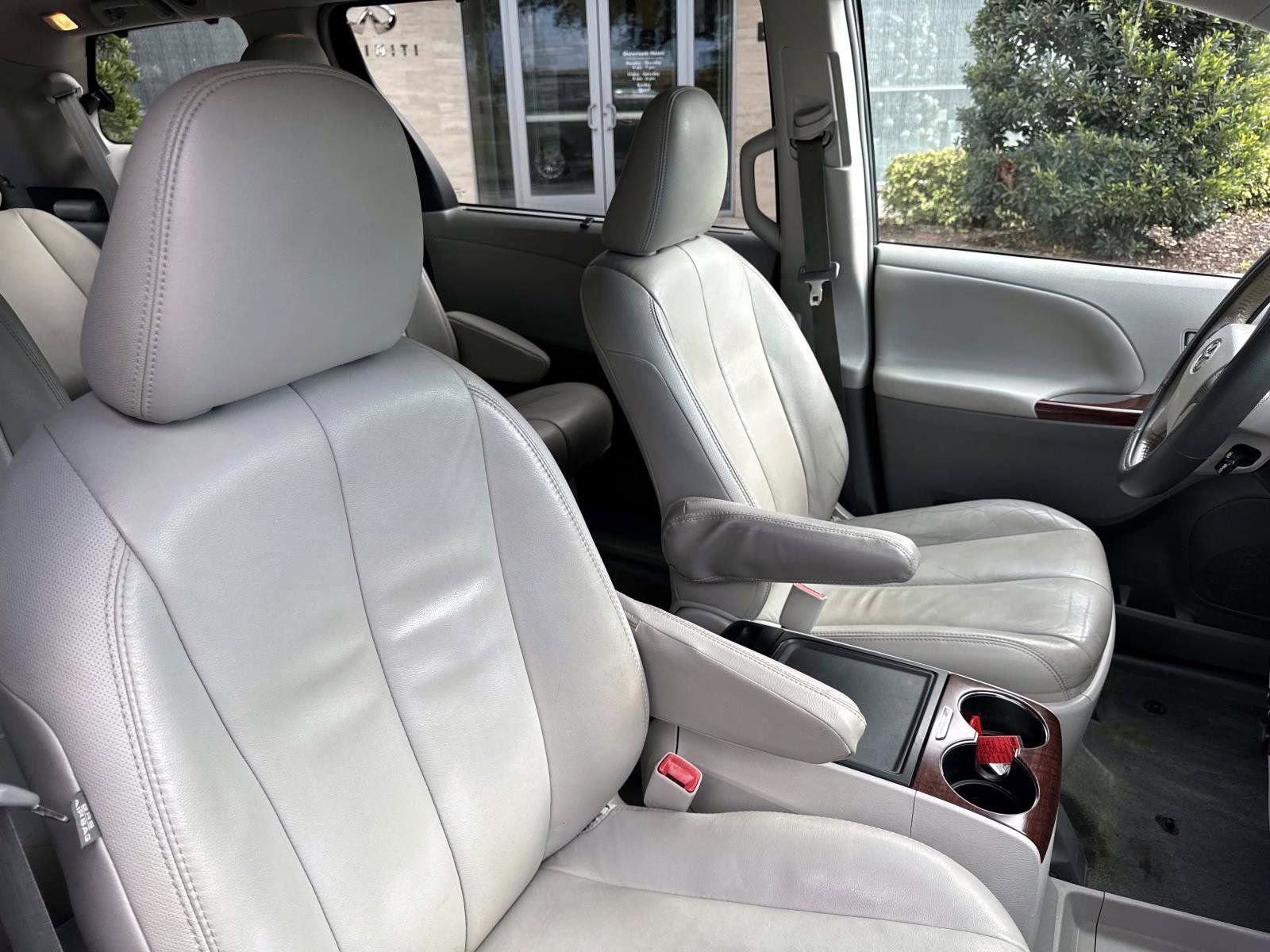 Used 2014 Toyota Sienna XLE image 16