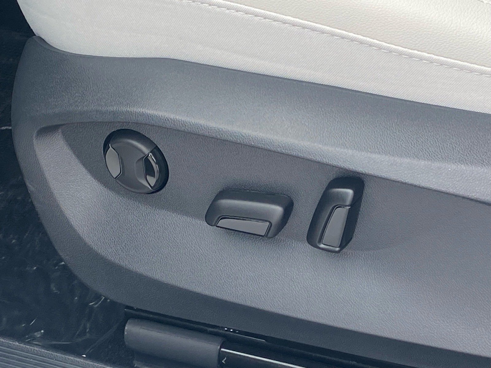 New 2026 Volkswagen Taos SE FWD image 4