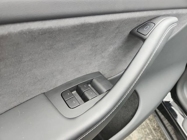 Used 2025 Tesla Model Y Long Range image 11