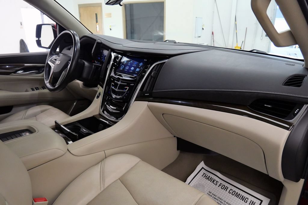 Used 2020 Cadillac Escalade Luxury AWD/4WD image 16